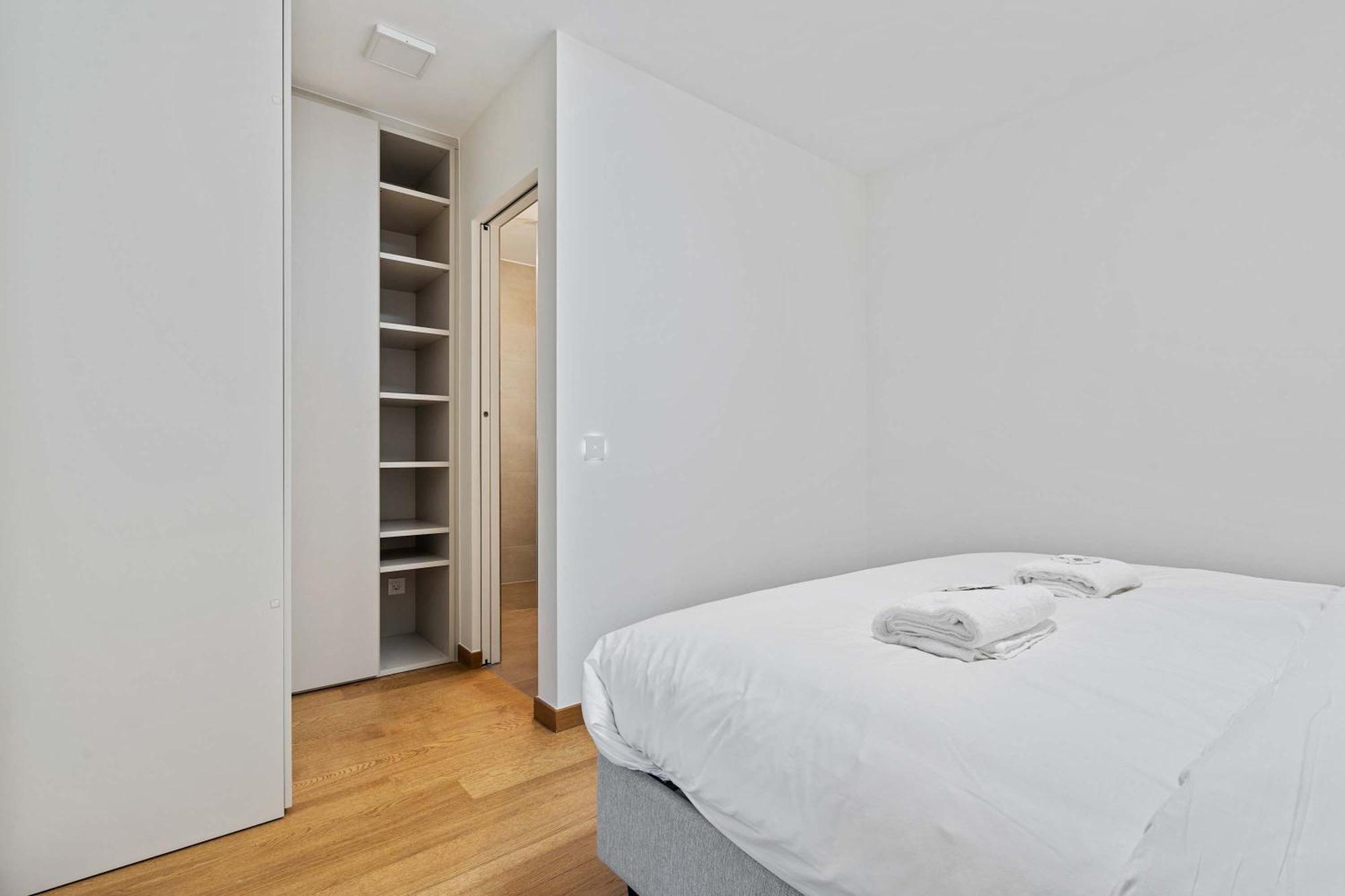 Stylish With Balcony Wifi & Free Parking *