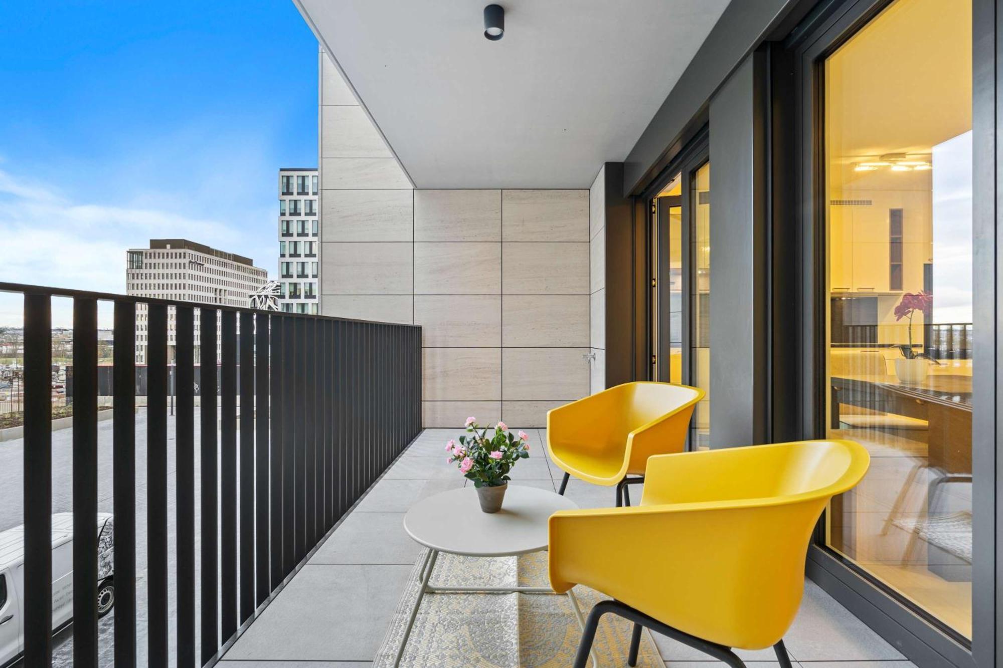 Stylish With Balcony Wifi & Free Parking *